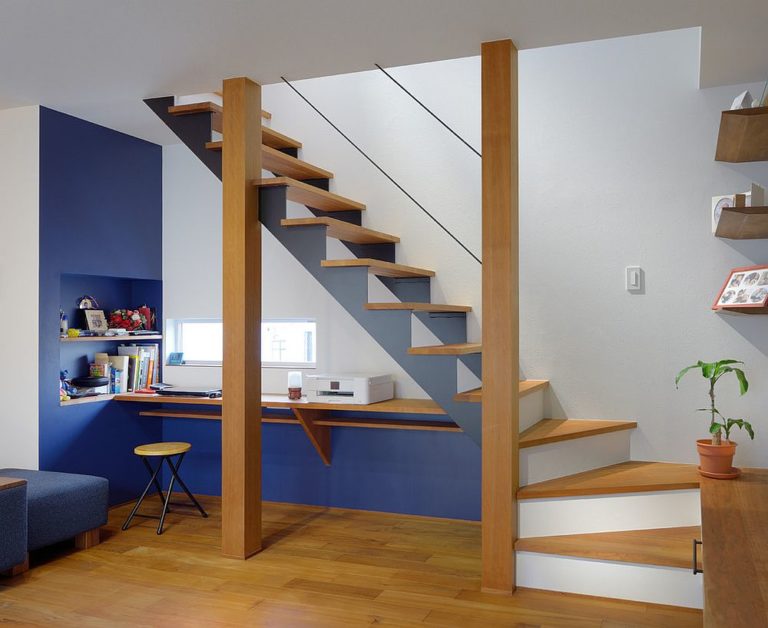 Gầm cầu thang nhà bạn cũng có thể trở thành góc làm việc hiện đại, gọn gàng.