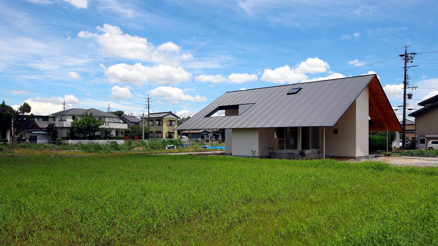 hình ảnh ngôi nhà hình chữ thập cạnh đồng lúa xanh mướt