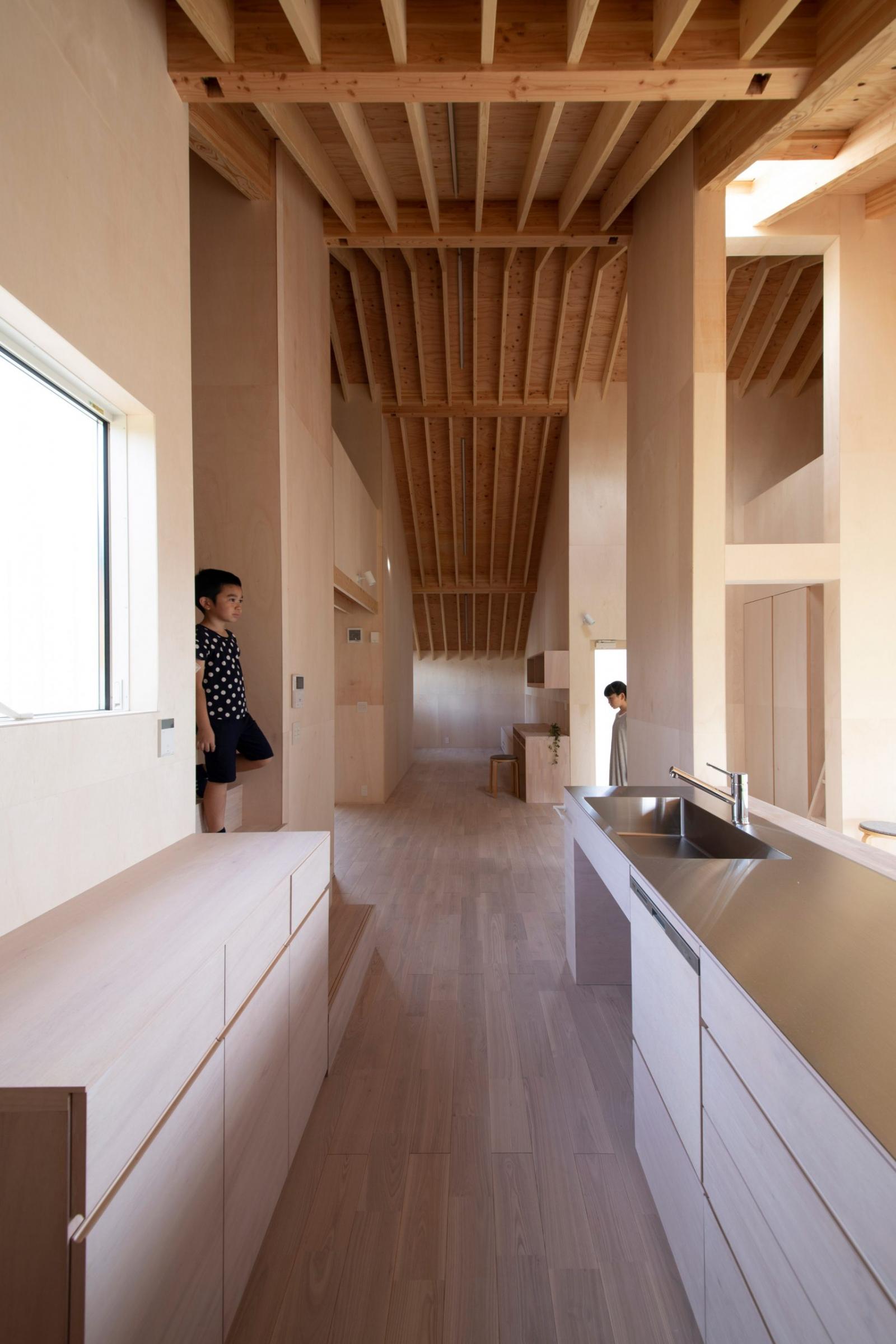 hình ảnh phòng bếp sử dụng nội thất gỗ chủ đạo trong ngôi nhà Nhật