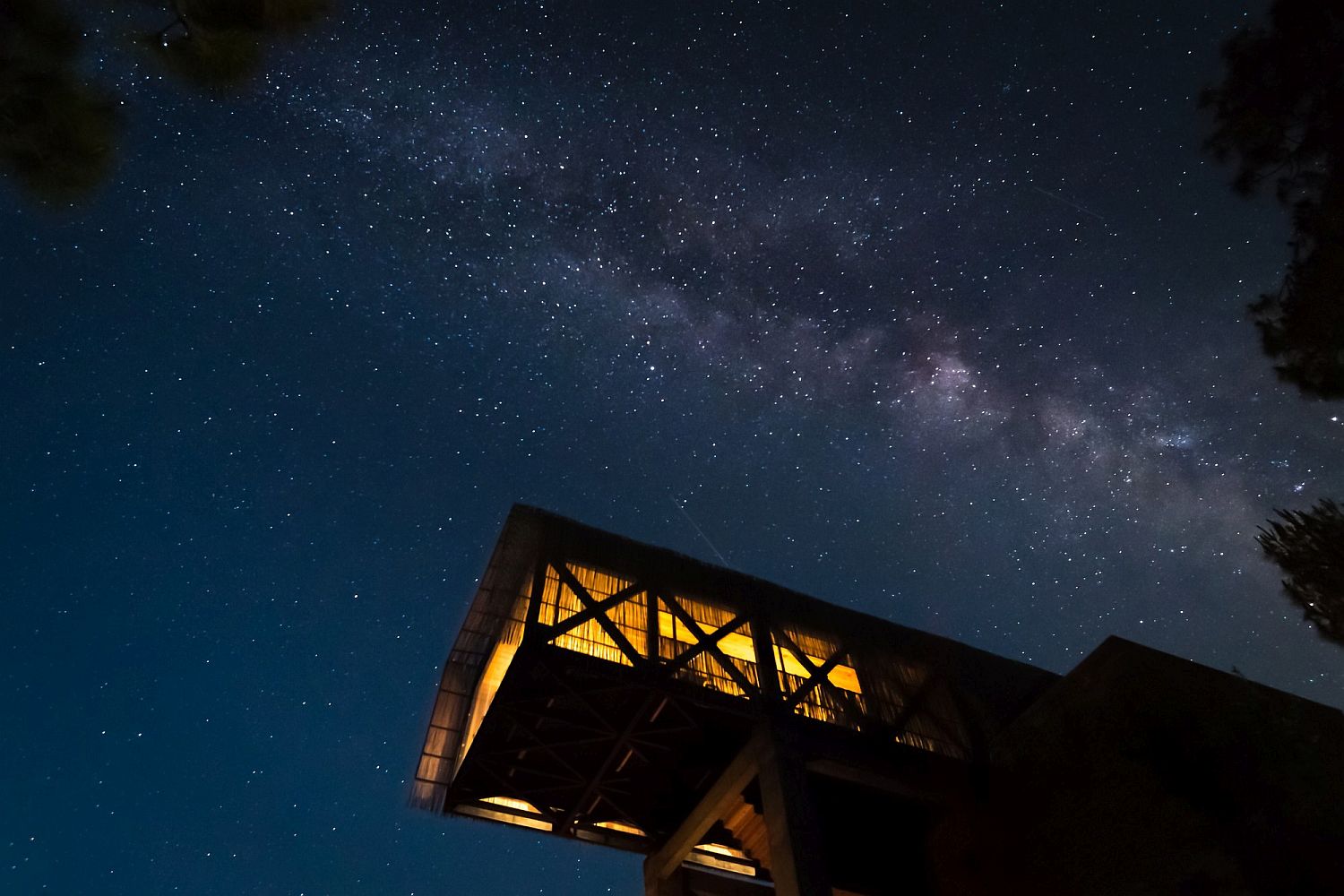 hình ảnh khách sạn trong khung cảnh đêm với bầu trời lấp lánh hàng nghìn vì sao