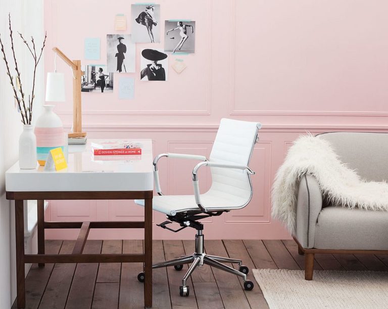 Một bức tường màu hồng phấn đủ để tôn lên vẻ đẹp tinh tế, thanh lịch của văn phòng tại gia.