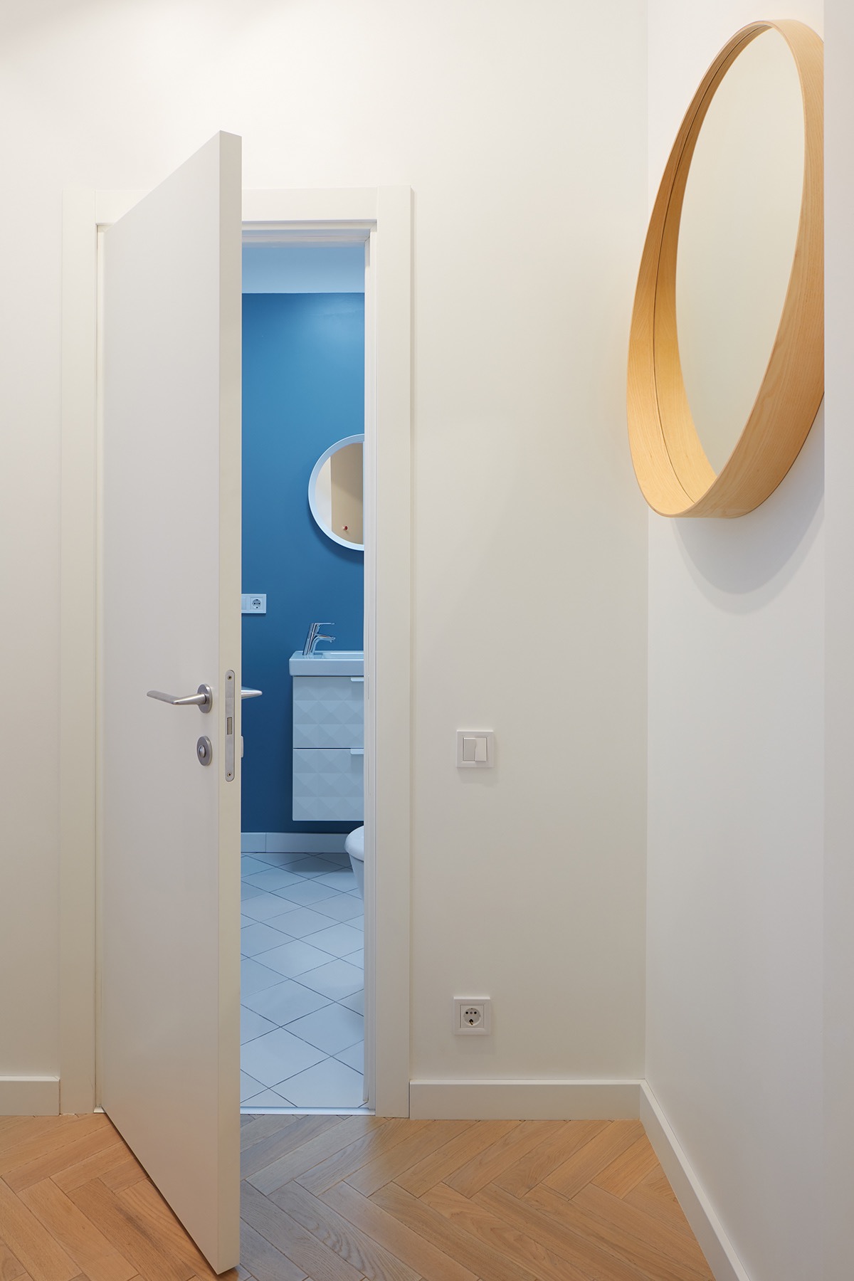 Phòng tắm sinh động, vui tươi hơn với tường sơn màu xanh dương.