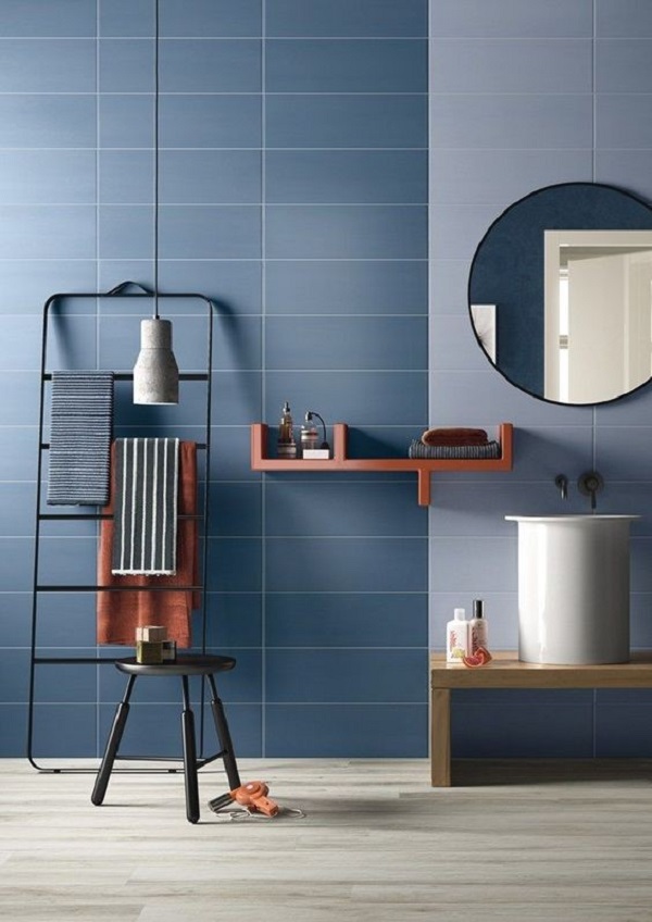 hình ảnh góc phòng tắm với tường ốp gạch thẻ trang trí màu xanh lam nhạt