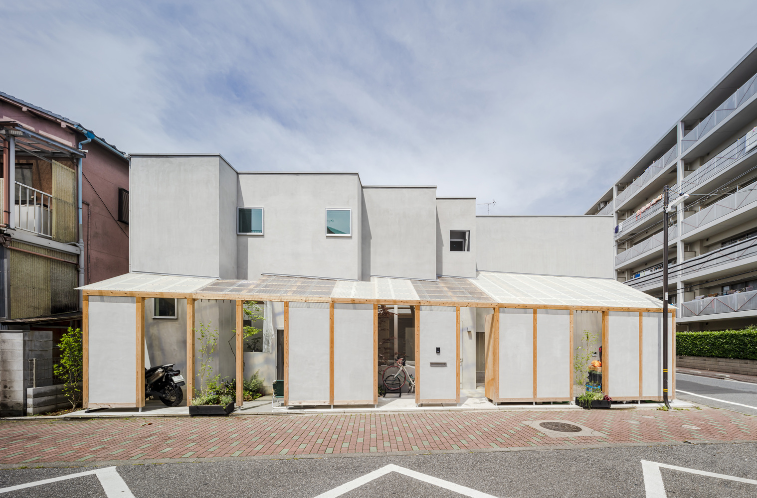 hình ảnh toàn cảnh mặt tiền ngôi nhà 2 tầng ở Nhật