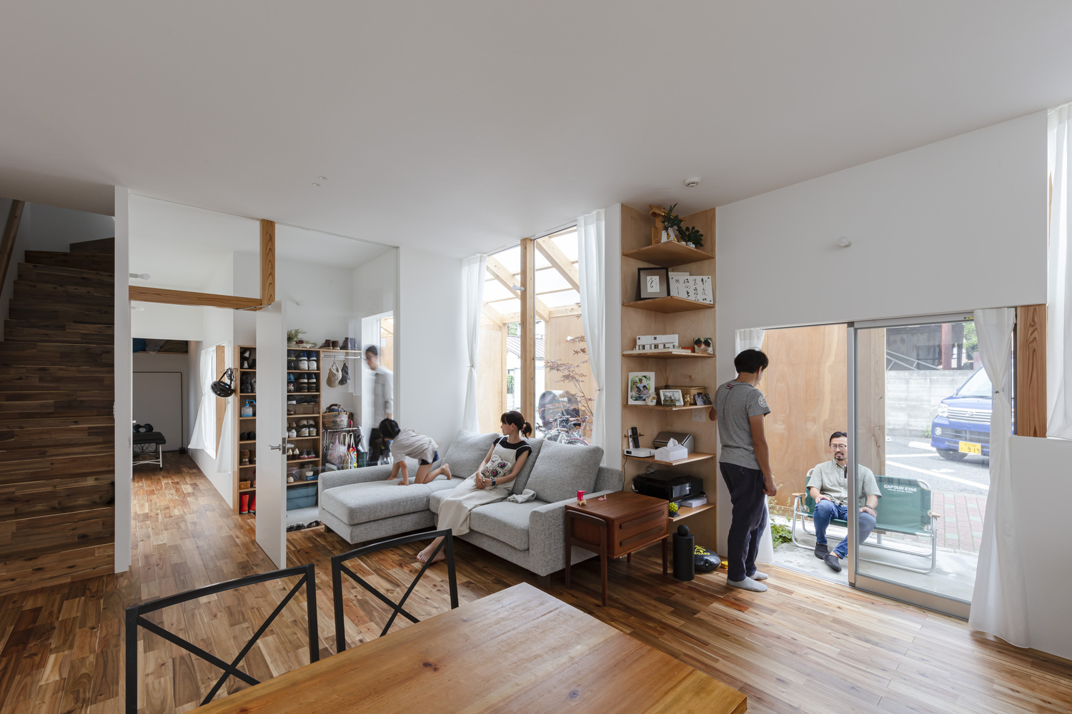 Không gian nội thất nhà 2 tầng được thiết kế theo phong cách mở phóng khoáng, góp phần tăng sự gắn kết giữa các thành viên gia đình.