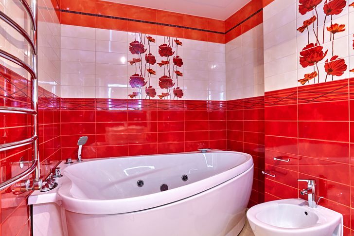 hình ảnh gạch ốp lát phòng tắm màu đỏ, cam, tráng, dán hoa