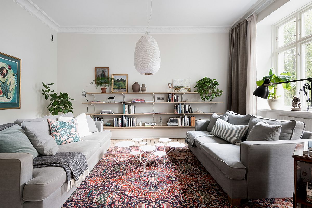 Phòng khách phong cách Scandinavian hiện đại cực hút mắt với tấm thảm trải sàn dệt thổ cẩm, tông màu ấm áp.