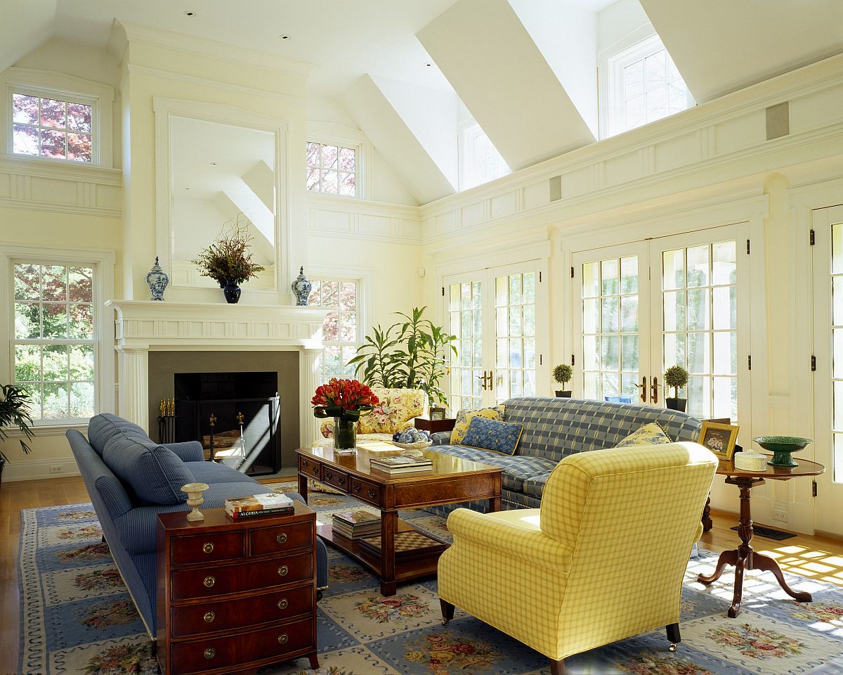 Cửa sổ thông tầng và cửa sổ lớn mang lại nhiều ánh sáng tự nhiên cho phòng khách này.