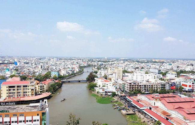 hình ảnh một góc TP. Cần Thơ nhìn từ trên cao với những tòa nhà hiện đại, khu dân cư đông đúc nằm hai bên bờ sông