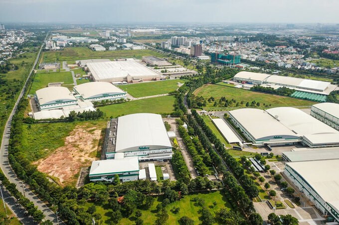 hình ảnh một góc khu công nghệ cao TP.HCM nhìn từ trên cao với nhiều nhà xưởng, kho vận, đất trống