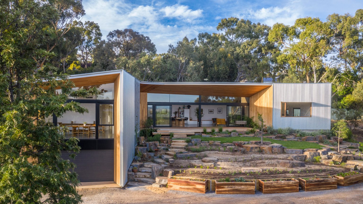 Kiến trúc sư thiết kế nhà vườn ngoại ô dành tặng cha mẹ an dưỡng tuổi già
