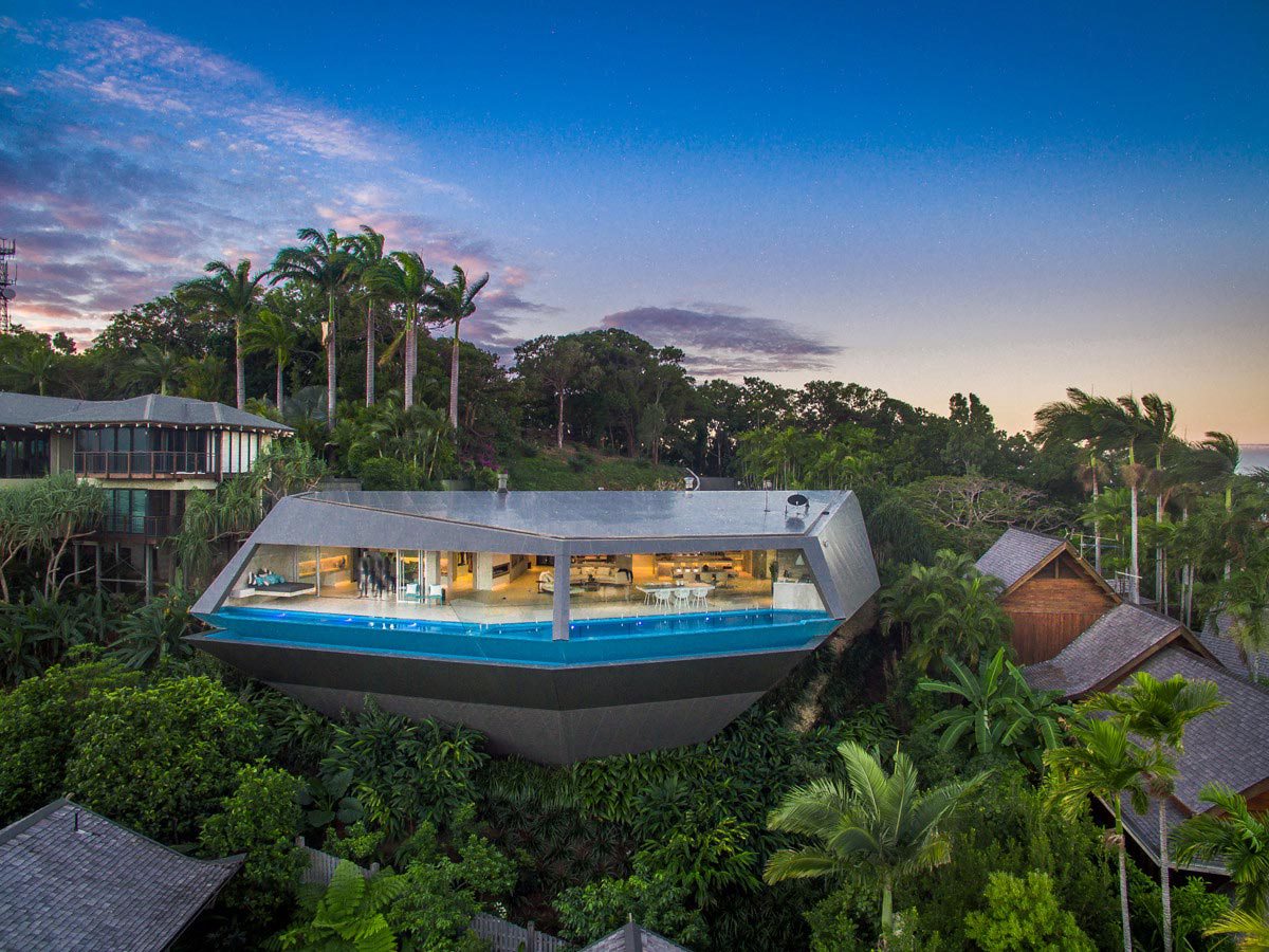 Ngôi nhà trên cây với kiến trúc ngoại thất tựa như tàu vũ trụ hình học lướt qua ngọn của những cây cọ vùng nhiệt đới.
