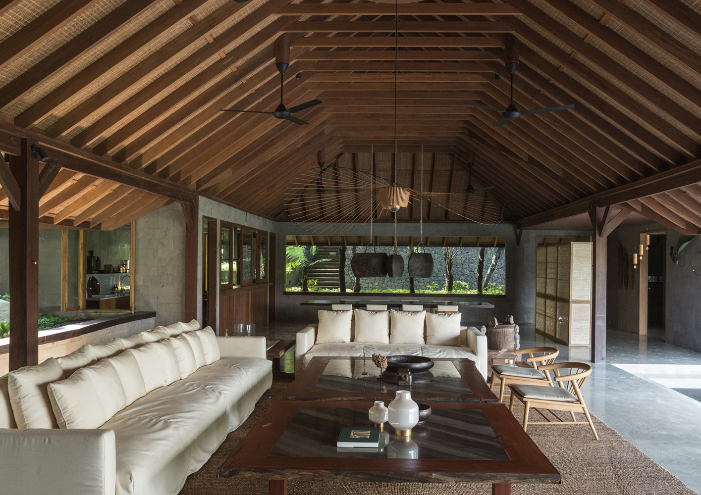 hình ảnh phòng khách nhà vườn với sofa trắng, trần gỗ, quạt trần màu đen, cửa kính lớn