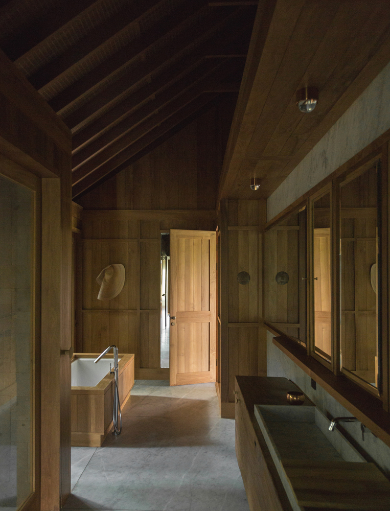 Phòng tắm phong cách mở, kết hợp hài hòa giữa yếu tố truyền thống và hiện đại.
