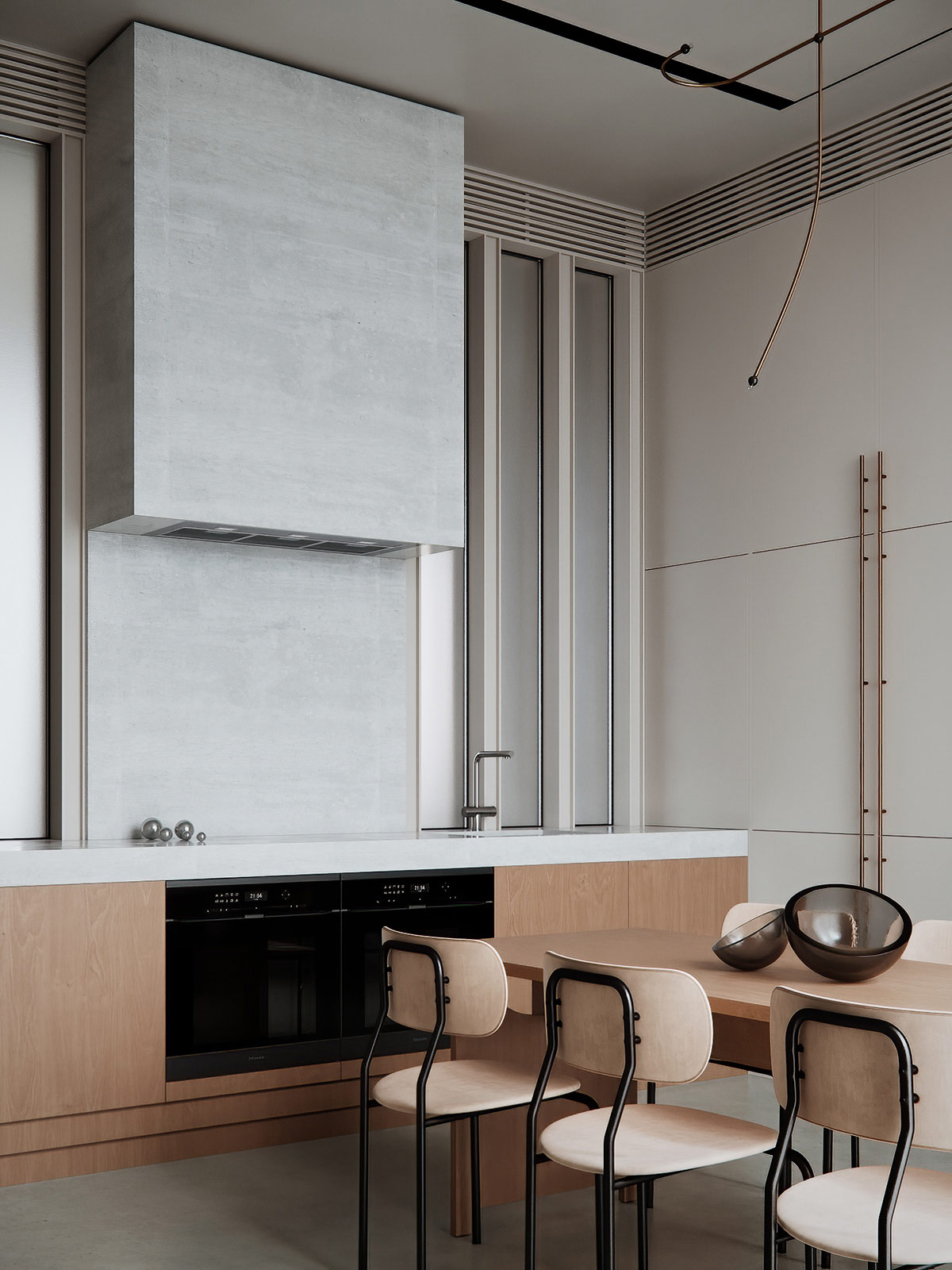 hình ảnh phòng bếp căn hộ phong cách tối giản với hệ tủ bếp âm tường, cạnh đó là bàn ăn hình chữ nhật, ghế ngồi màu be sáng