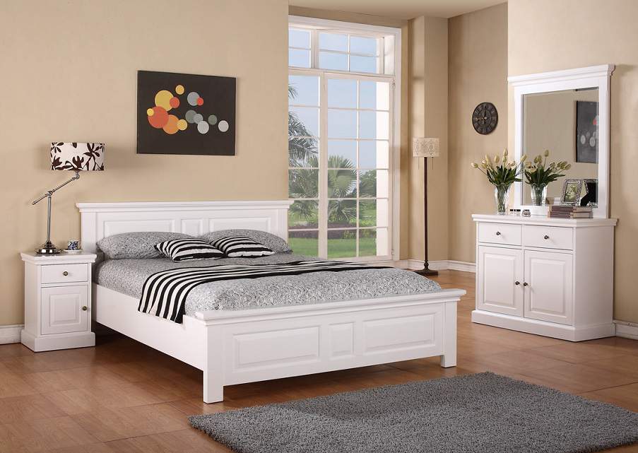 hình ảnh phòng ngủ rộng rãi với giường và tủ kệ màu trắng, tranh tường, gương bàn trang điểm đối diện giường