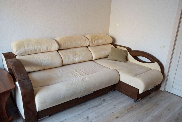 hình ảnh cận cảnh sofa chữ L khung gỗ bọc nệm trắng êm ái