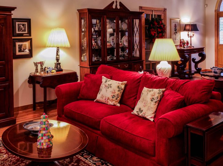 hình ảnh phòng khách với ghế sofa màu đỏ tươi nổi bật