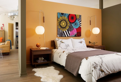 hình ảnh phòng ngủ với giường nệm màu trắng, đèn ngủ bố trí 2 bên, tường đầu giường sơn màu vàng