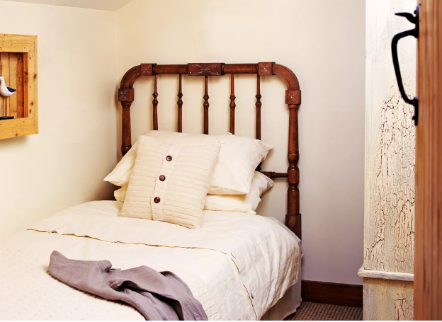 hình ảnh phòng ngủ với giường kê sát tường