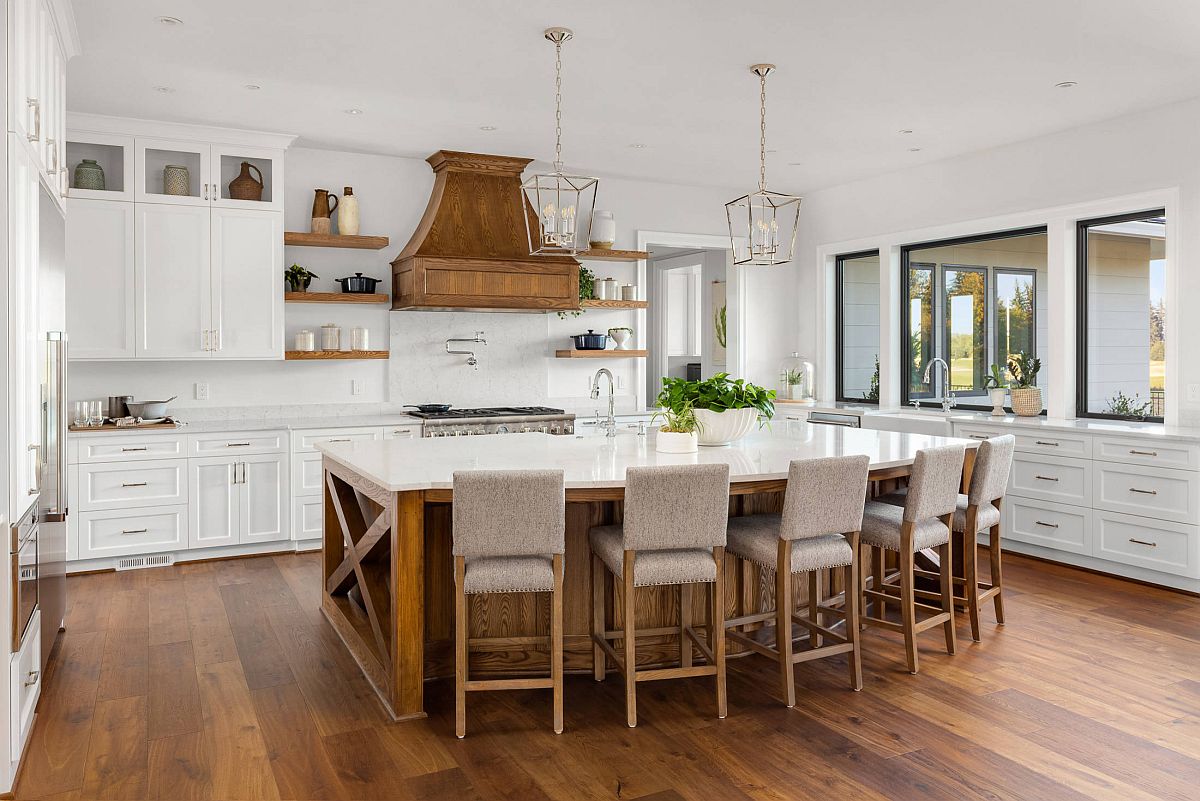 Máy hút mùi bằng gỗ tạo điểm nhấn khác biệt cho căn bếp màu trắng sẽ phổ biến trong thiết kế bếp 2021