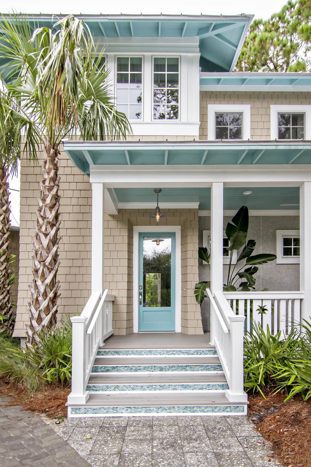 Ngoại thất sơn màu xanh lam là lựa chọn phù hợp với ngôi nhà phong cách bãi biển.