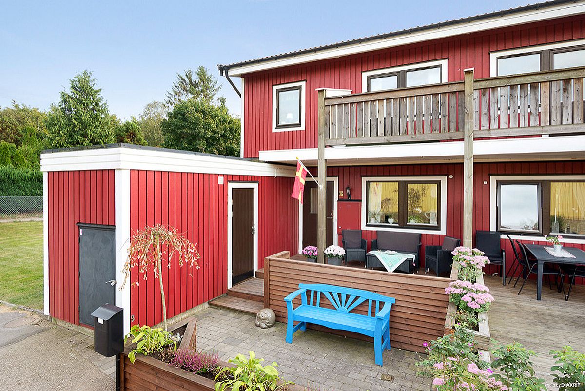 hình ảnh ngôi nhà với tường sơn màu đỏ tươi kết hợp sắc trắng tinh khôi