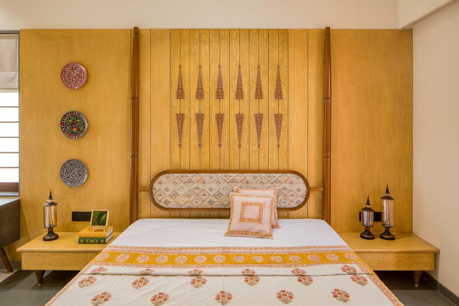 hình ảnh phòng ngủ nổi bật với tường đầu giường màu vàng