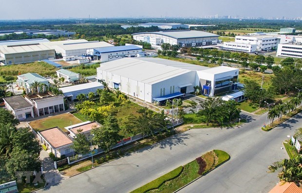 hình ảnh một khu công nghiệp nhìn từ trên cao với nhiều nhà xưởng, cây xanh xen kẽ