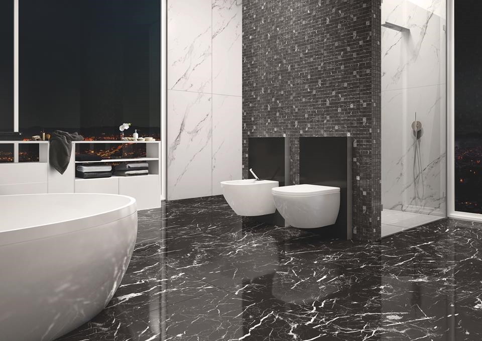 hình ảnh phòng tắm với sàn lát đá tự nhiên màu đen vân trắng, bồn tắm màu trắng sứ