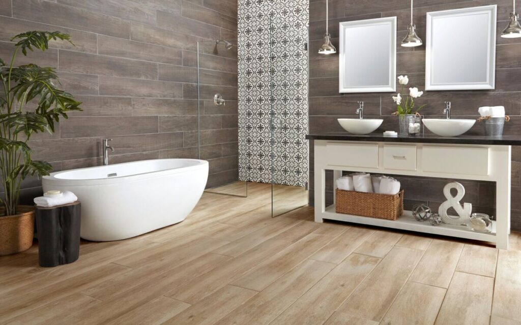 hình ảnh phòng tắm với sàn và tường ốp lát gỗ công nghiệp, bồn tắm màu trắng sứ
