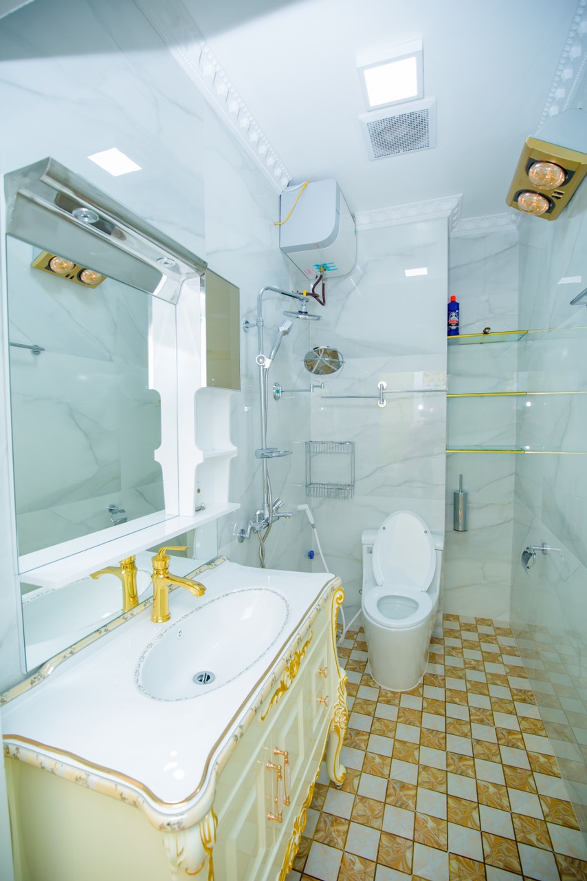 Một phòng tắm khác trong biệt thự liền kề với thiết kế nội thất mang ​ hơi hướng hiện đại hơn.
