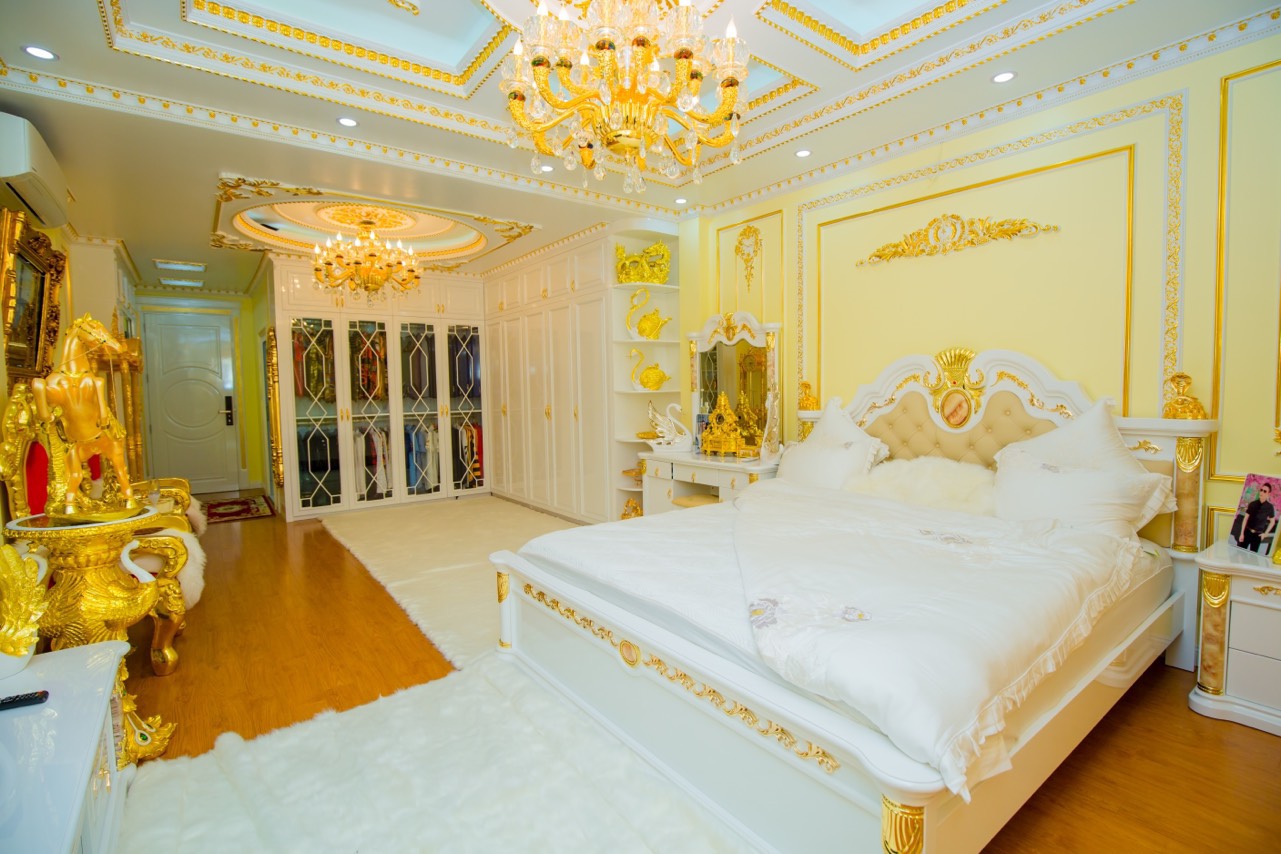 phòng ngủ với thiết kế nội thất bằng vàng choáng ngợp
