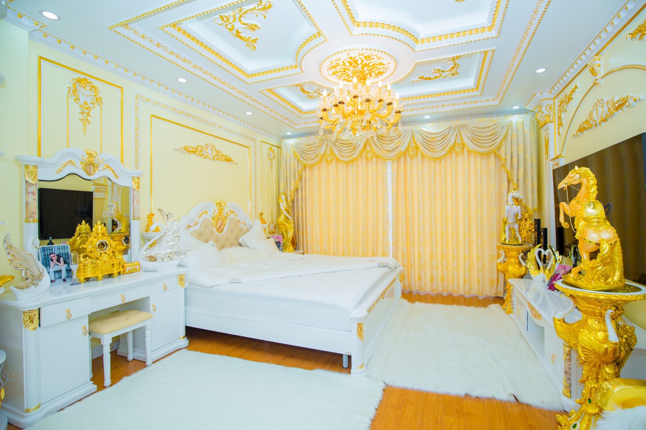 hình ảnh phòng ngủ với các chi tiết dát vàng, thảm lông màu trắng muốt
