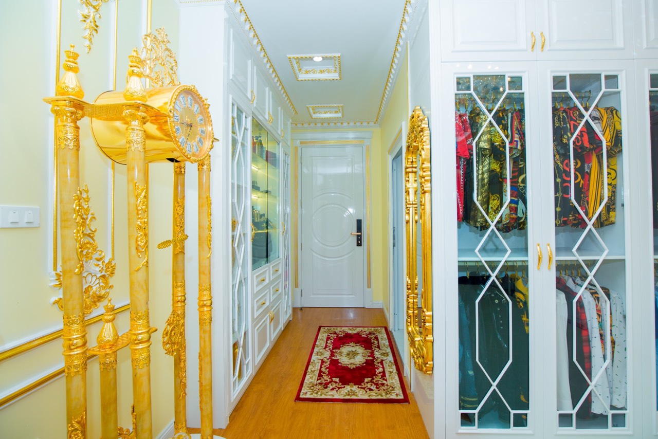 Hành lang, lối vào phòng ngủ được tận dụng để bố trí tủ quần áo cao kịch trần với thiết kế cửa gương trong suốt mang lại cảm giác hiện đại.