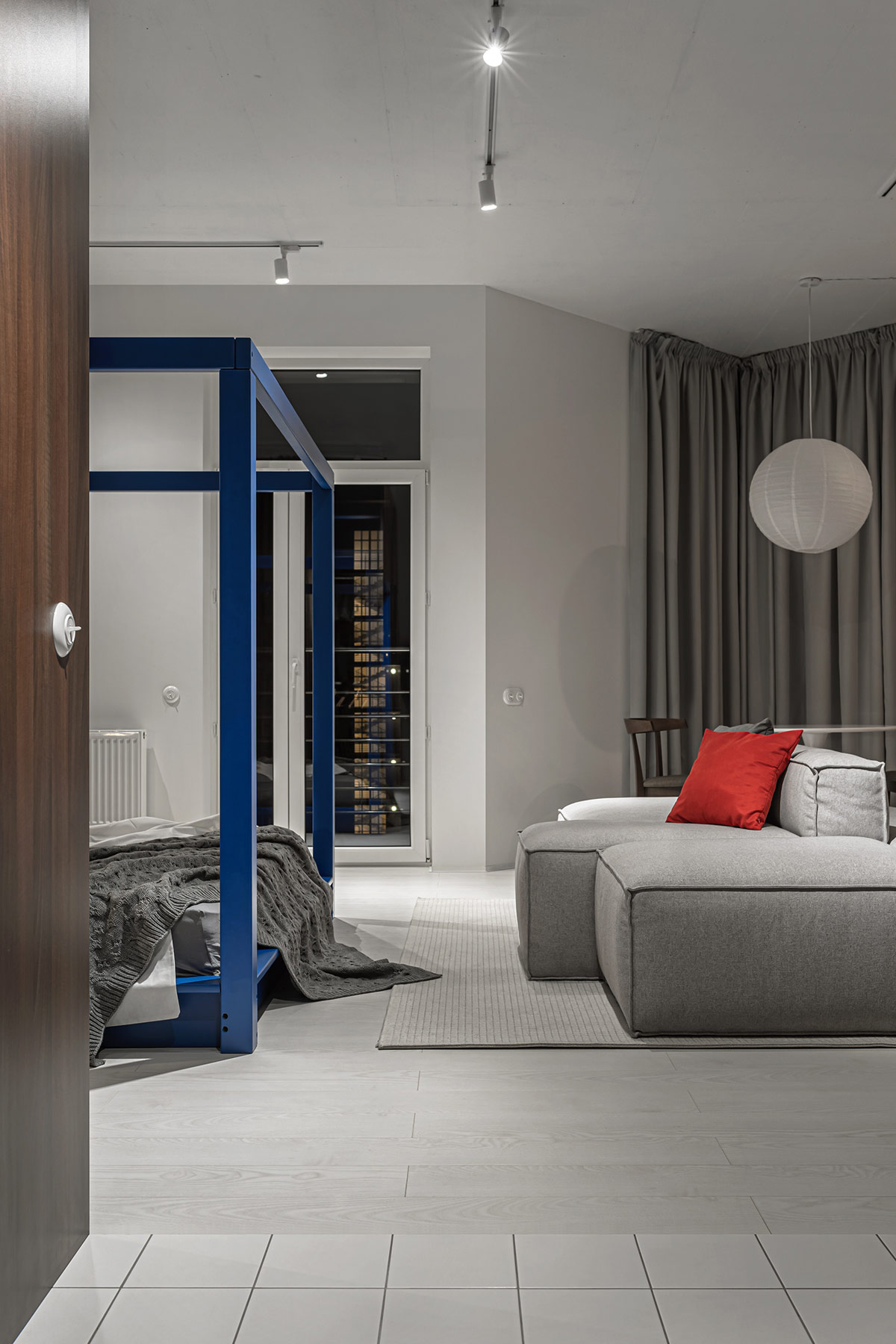 Khung giường màu xanh dương định vị không gian ngủ nghỉ, đồng thời bổ sung màu sắc tươi mới, trẻ trung cho căn hộ có diện tích khiêm tốn.