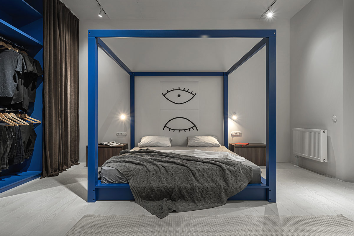 Bên trong tủ quần áo được sơn màu xanh dương, cùng tông giới khung giường bên ngoài.