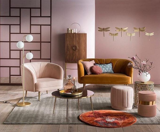 hình ảnh phòng khách với sơn tường màu hồng paste, nhấn nhá đường kể nâu, sofa cao cấp
