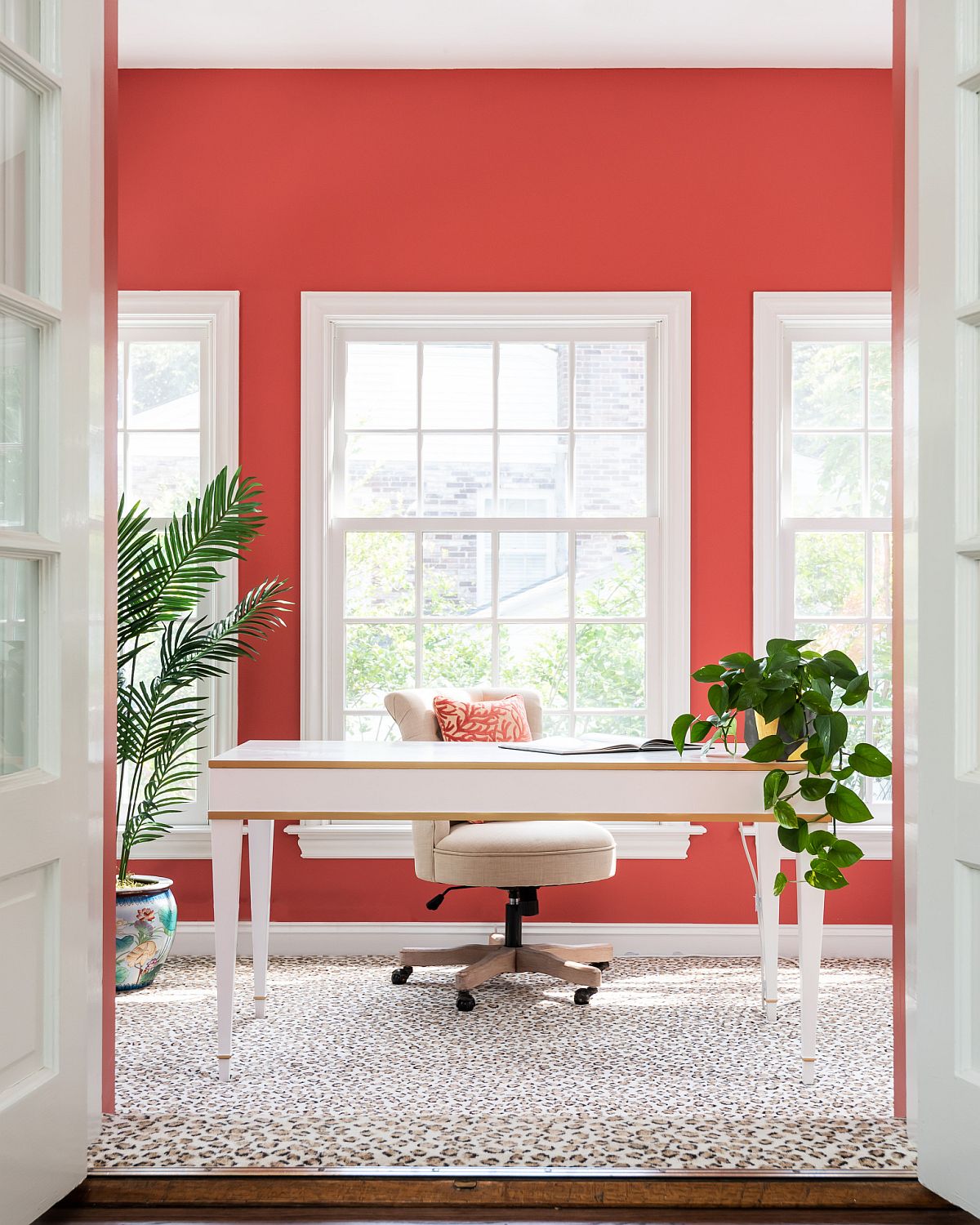 Sắc trắng - đỏ chủ đạo kết hợp ăn ý tạo nên tính thẩm mỹ tổng thể cực bắt mắt cho văn phòng tại nhà này.