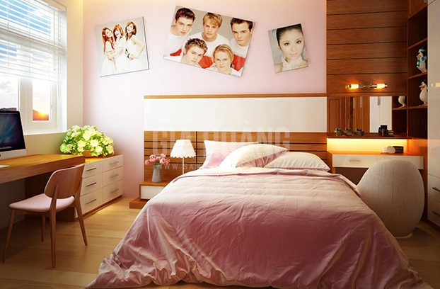 hình ảnh phòng ngủ con gái với ga gối màu hồng, bàn học đặt cạnh cửa sổ, poster dán tường