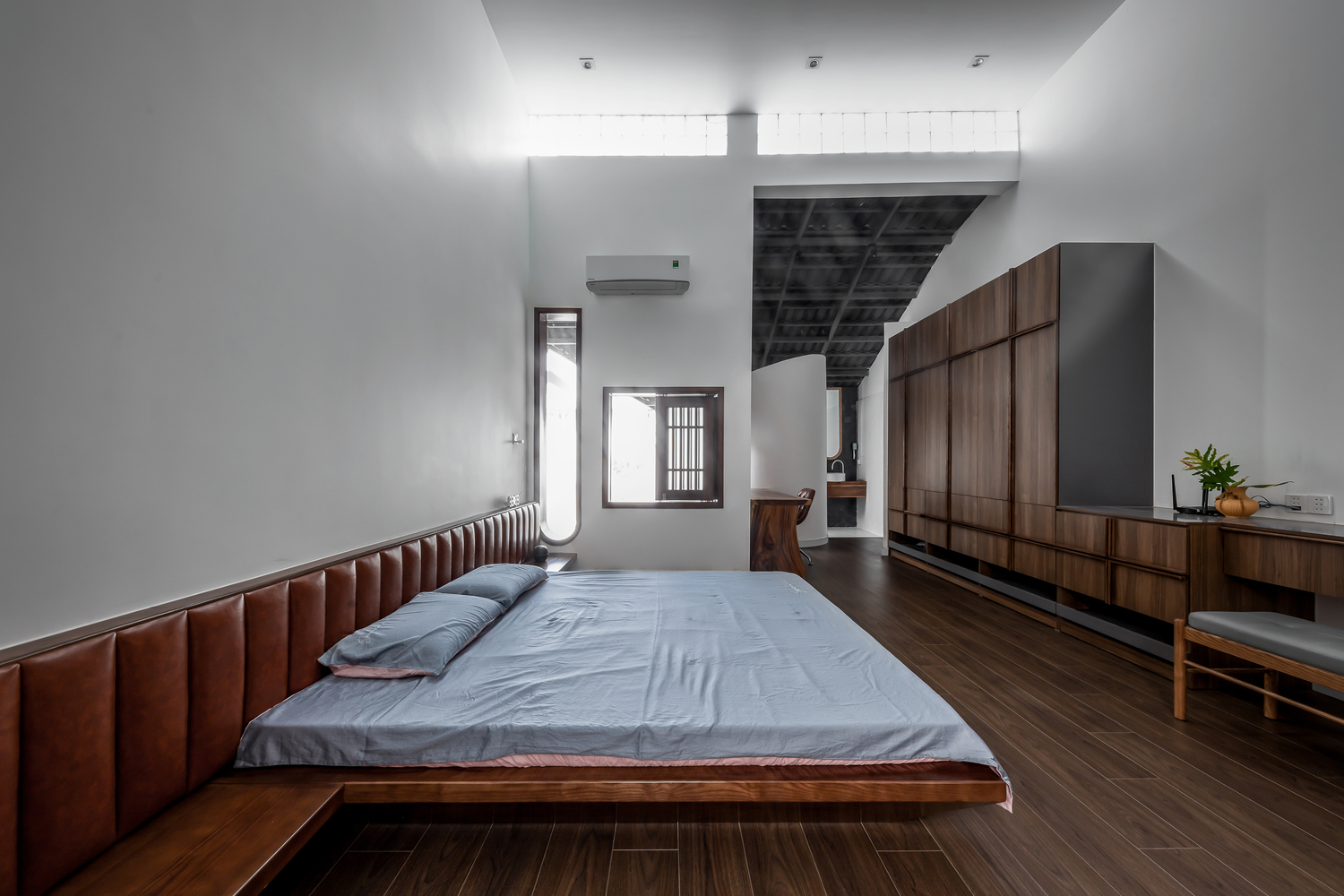 Các phòng ngủ trong nhà ống được thiết kế theo phong cách tối giản, tạo cảm giác thư thái, dễ chịu cho người dùng.
