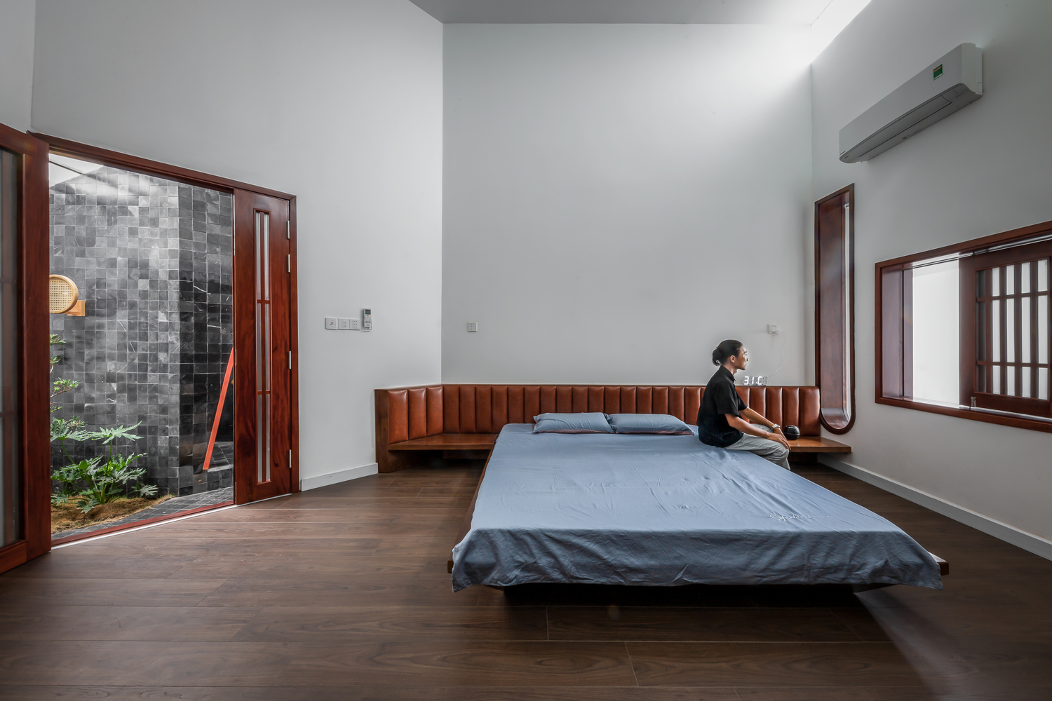 Phòng ngủ đón được nắng gió tự nhiên nhờ thiết kế mở kết nối với giếng trời, sân trong.