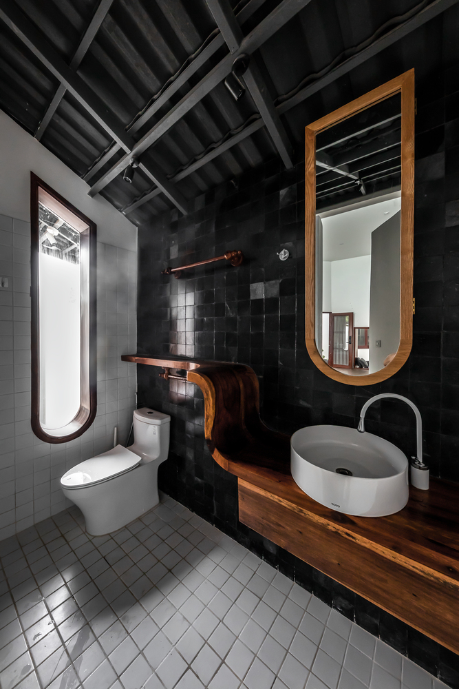 Chất liệu gỗ tự nhiên và gạch men màu đen, trắng kết hợp hài hòa, mang đến cái nhìn mới lạ, độc đáo cho phòng tắm.