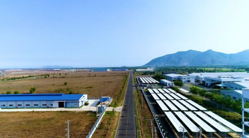 hình ảnh một khu công nghiệp tại Bà Rịa - Vũng Tàu nhìn từ trên cao với nhiều nhà xưởng, kho bãi