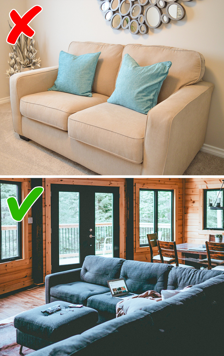 hình ảnh phòng khách với ghế sofa màu trắng kê sát tường và phòng khách với ghế sofa xanh kê giữa nhà