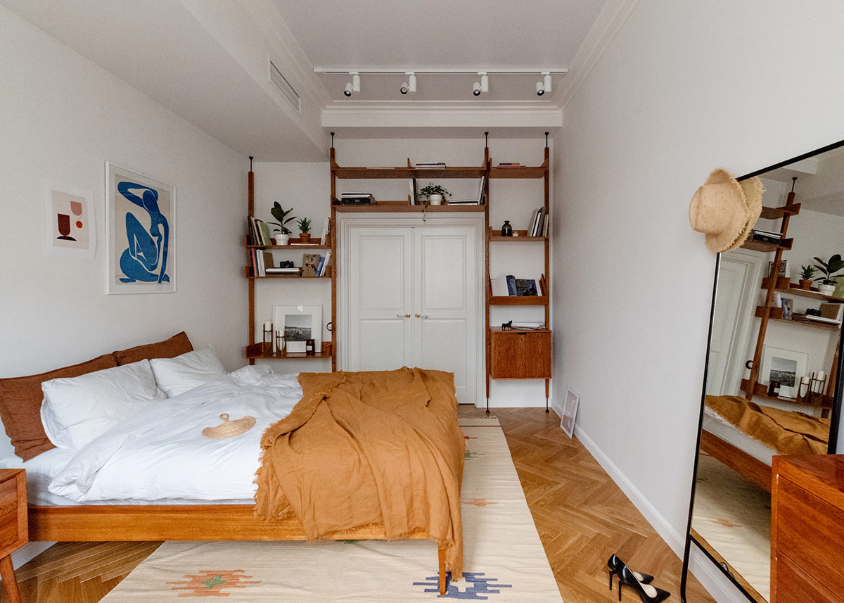 Phòng ngủ sử dụng nội thất gỗ thông ấm áp. Giá kệ được bố trí khoa học, giúp gia tăng không gian lưu trữ cho căn phòng.