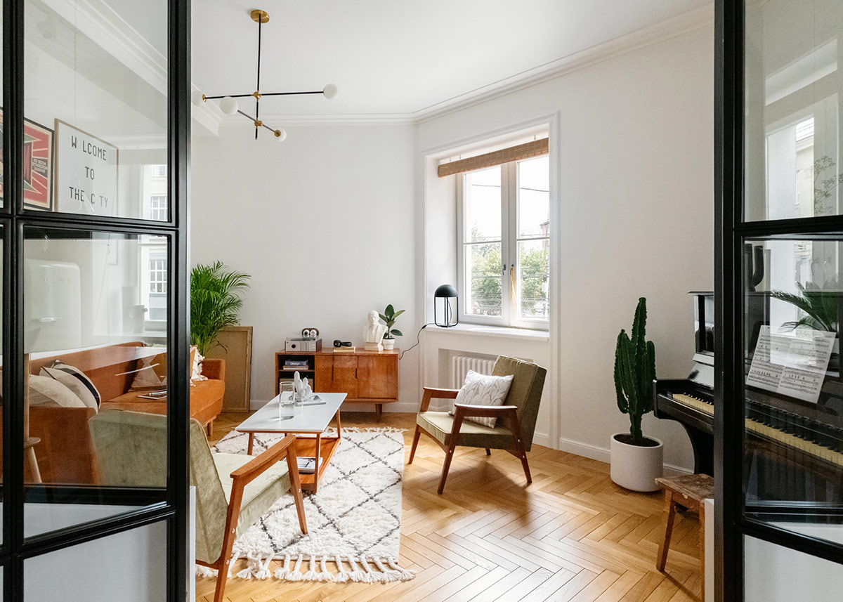 hình ảnh một góc phòng khách với bàn ghế gỗ, thảm trải tua rua, sàn gỗ, cửa sổ kính