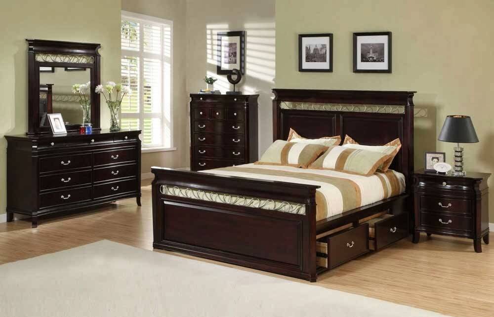 hình ảnh phòng ngủ với tường màu sáng, giường, tủ ngăn kéo và bàn trang điểm bằng gỗ sẫm màu