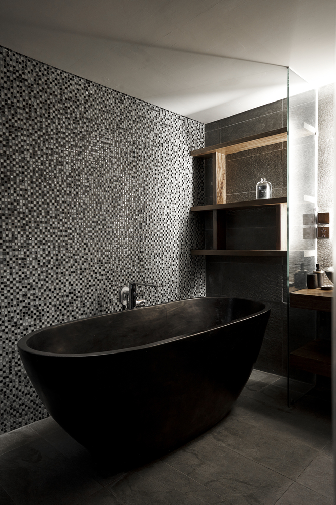 Phòng tắm được thiết kế và bài trí ấn tượng, giúp gia tăng chiều sâu cho căn phòng.