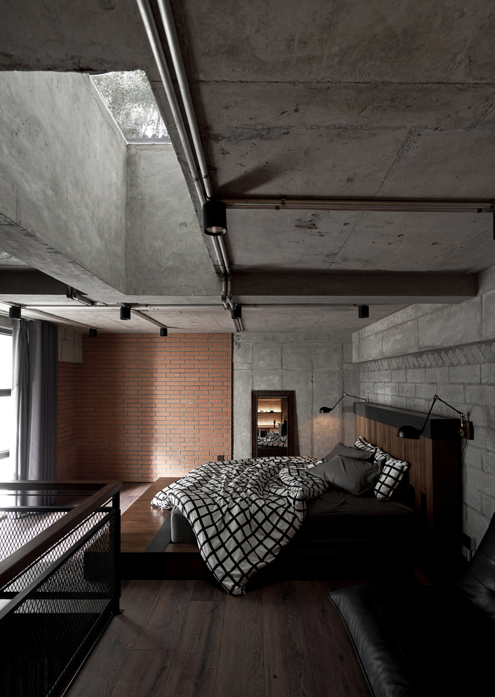 hình ảnh phòng ngủ phong cách công nghiệp với chăn ga kẻ sọc đen trắng nổi bật